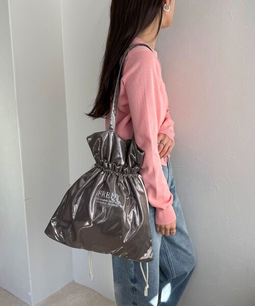 fredy emue（フレディエミュ）の「シャイニーアウトポケット刺しゅうトートバッグ（トートバッグ・レディース・ベビーピンク/ブラック/グレー/ブロンズ・FREE）」の11枚目の写真