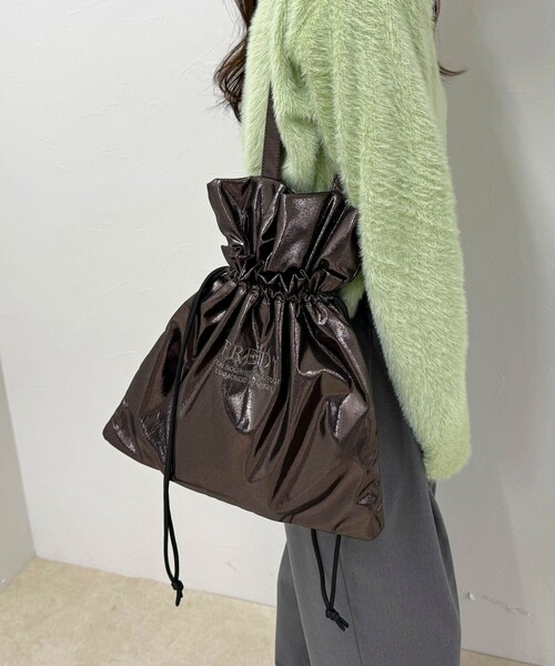 fredy emue（フレディエミュ）の「シャイニーアウトポケット刺しゅうトートバッグ（トートバッグ・レディース・ベビーピンク/ブラック/グレー/ブロンズ・FREE）」の14枚目の写真