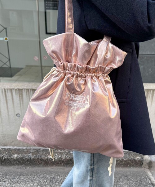 fredy emue（フレディエミュ）の「シャイニーアウトポケット刺しゅうトートバッグ（トートバッグ・レディース・ベビーピンク/ブラック/グレー/ブロンズ・FREE）」の16枚目の写真