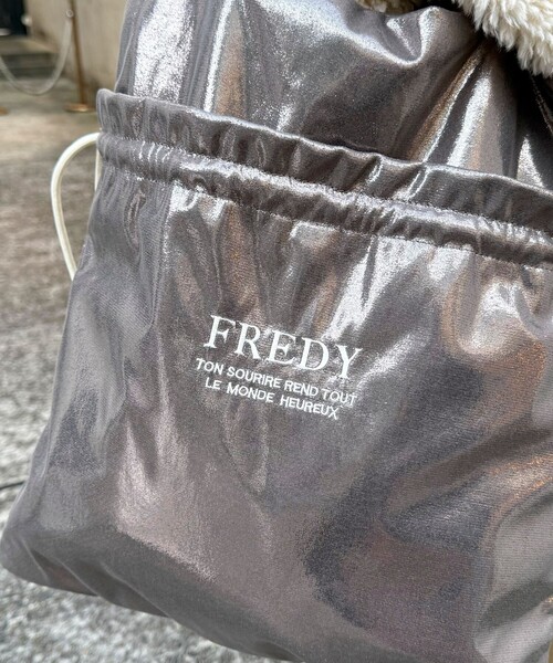 fredy emue(フレディエミュ)の「シャイニーアウトポケット刺しゅうトートバッグ(トートバッグ・レディース・ベビーピンク/ブラック/グレー/ブロンズ・FREE)」の6枚目の写真