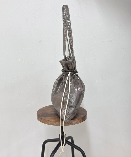 fredy emue(フレディエミュ)の「シャイニーアウトポケット刺しゅうトートバッグ(トートバッグ・レディース・ベビーピンク/ブラック/グレー/ブロンズ・FREE)」の9枚目の写真