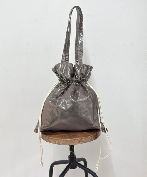 fredy emue(フレディエミュ)の「シャイニーアウトポケット刺しゅうトートバッグ(トートバッグ・レディース・ベビーピンク/ブラック/グレー/ブロンズ・FREE)」の10枚目の写真