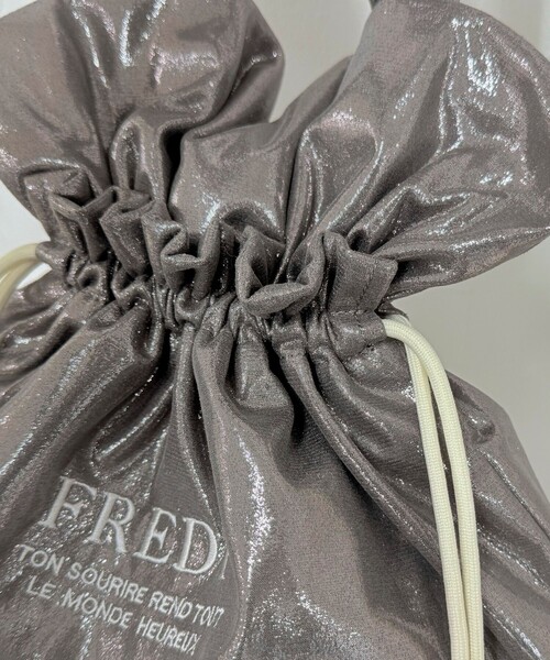 fredy emue(フレディエミュ)の「シャイニーアウトポケット刺しゅうトートバッグ(トートバッグ・レディース・ベビーピンク/ブラック/グレー/ブロンズ・FREE)」の13枚目の写真