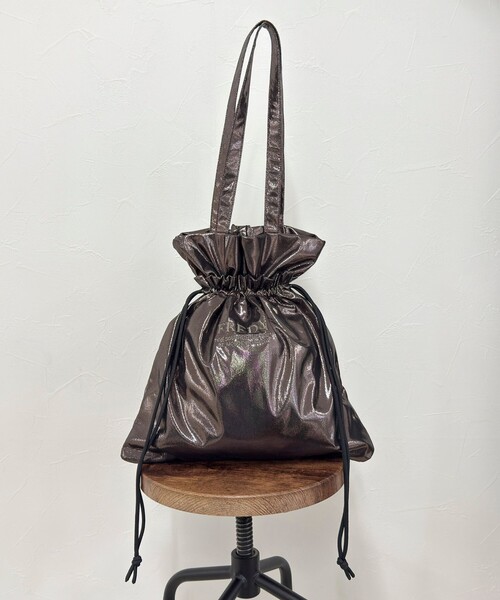 fredy emue(フレディエミュ)の「シャイニーアウトポケット刺しゅうトートバッグ(トートバッグ・レディース・ベビーピンク/ブラック/グレー/ブロンズ・FREE)」の16枚目の写真