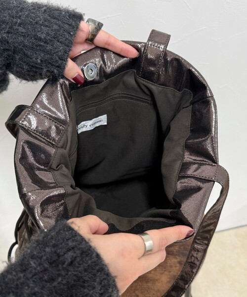 fredy emue(フレディエミュ)の「シャイニーアウトポケット刺しゅうトートバッグ(トートバッグ・レディース・ベビーピンク/ブラック/グレー/ブロンズ・FREE)」の18枚目の写真