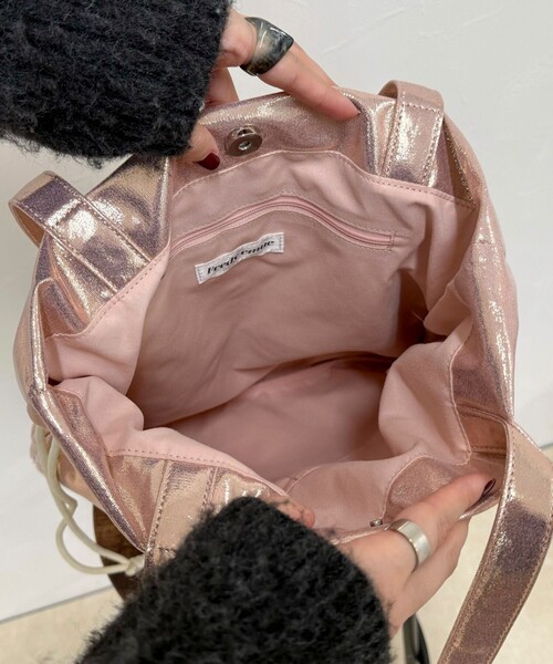 fredy emue(フレディエミュ)の「シャイニーアウトポケット刺しゅうトートバッグ(トートバッグ・レディース・ベビーピンク/ブラック/グレー/ブロンズ・FREE)」の21枚目の写真