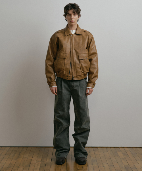 DUSTYWHITE(ダスティーホワイト)の「BEIGE VINTAGE FAUX LEATHER A-1 JUMPER (3oz)(ライダースジャケット・メンズ・その他・MEDIUM/LARGE/X-LARGE)」の2枚目の写真