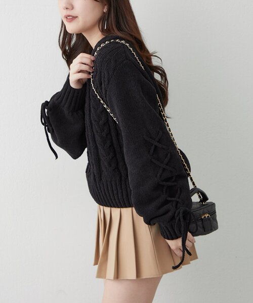 continuer de NICE CLAUP(コンティニューデナイスクラップ)の「レースアップモールケーブルニット(ニット/セーター・レディース・ピンク/ボルドー/オフホワイト/ブラック・FREE)」の2枚目の写真