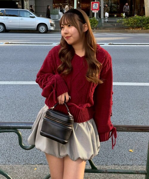 continuer de NICE CLAUP(コンティニューデナイスクラップ)の「レースアップモールケーブルニット(ニット/セーター・レディース・ピンク/ボルドー/オフホワイト/ブラック・FREE)」の7枚目の写真