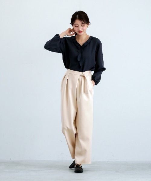 White Collection（ホワイトコレクション）の「【 リラクシーに映える 】 ハイストレッチライトポンチ・ウエストベルトデザインバレルレッグパンツ（その他パンツ・レディース・ネイビー/ブラック/ライトベージュ・S/M/L）」の4枚目の写真