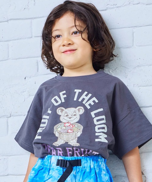 FRUIT OF THE LOOM(フルーツオブザルーム)の「【FRUIT OF THE LOOM】別注カレッジプリントT(Tシャツ/カットソー・キッズ・チャコール/オフホワイト・80/90/95/100/110/120/130/140/150)」の1枚目の写真