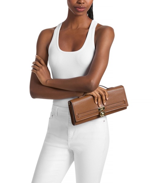 MICHAEL KORS（マイケルコース）の「HAMILTON MODERNE EW レザー クラッチ ミディアム（クラッチバッグ・レディース・ブラウン系・FREE）」の2枚目の写真