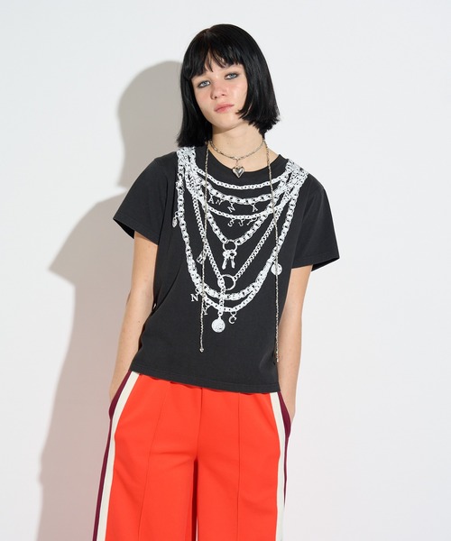 ANNA SUI NYC(アナ スイ エヌ ワイ シー)の「フェイクアクセサリープリントTシャツ(Tシャツ/カットソー・レディース・ブラック/ホワイト・FREE)」の2枚目の写真