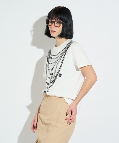 ANNA SUI NYC(アナ スイ エヌ ワイ シー)の「フェイクアクセサリープリントTシャツ(Tシャツ/カットソー・レディース・ブラック/ホワイト・FREE)」の3枚目の写真