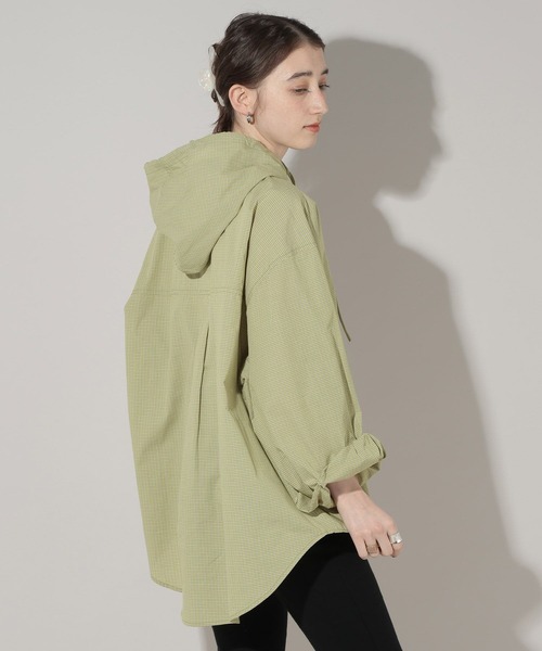 GEORGE'S（ジョージズ）の「チェックフードシャツ（シャツ/ブラウス・レディース・オフホワイト/グリーン/ネイビー・FREE）」の2枚目の写真