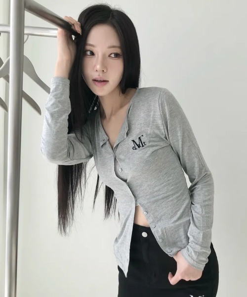 MUCENT(ムセント)の「◇MUCENT◇ブランド直輸入正規品/ANZ SLIM FIT R-NECK CARDIGAN アンツスリムフィットラウンドネックカーディガン(カーディガン/ボレロ・レディース・チャコール/グレー/ホワイト・FREE)」の2枚目の写真