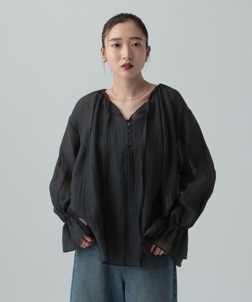 LEPSIM（レプシィム）の「シアーギャザー長袖ブラウス　639516（シャツ/ブラウス・レディース・オフホワイト/ナチュラル/ブラック・FREE）」の2枚目の写真