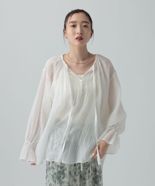 LEPSIM（レプシィム）の「シアーギャザー長袖ブラウス　639516（シャツ/ブラウス・レディース・オフホワイト/ナチュラル/ブラック・FREE）」の4枚目の写真