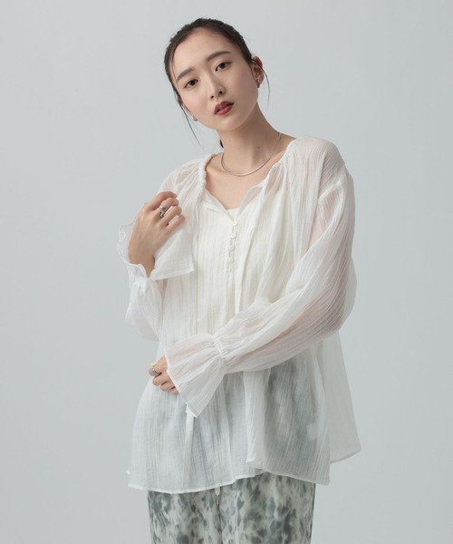 LEPSIM（レプシィム）の「シアーギャザー長袖ブラウス　639516（シャツ/ブラウス・レディース・オフホワイト/ナチュラル/ブラック・FREE）」の5枚目の写真