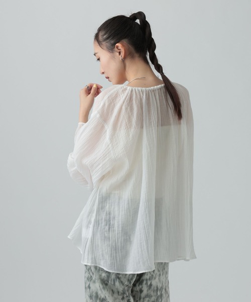 LEPSIM（レプシィム）の「シアーギャザー長袖ブラウス　639516（シャツ/ブラウス・レディース・オフホワイト/ナチュラル/ブラック・FREE）」の6枚目の写真