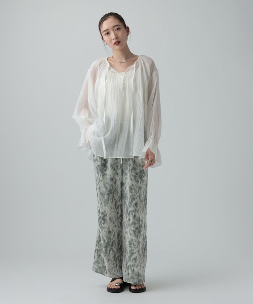 LEPSIM（レプシィム）の「シアーギャザー長袖ブラウス　639516（シャツ/ブラウス・レディース・オフホワイト/ナチュラル/ブラック・FREE）」の7枚目の写真