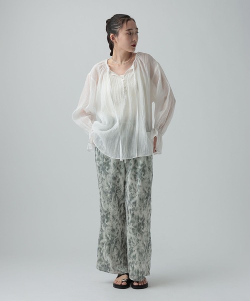 LEPSIM（レプシィム）の「シアーギャザー長袖ブラウス　639516（シャツ/ブラウス・レディース・オフホワイト/ナチュラル/ブラック・FREE）」の8枚目の写真