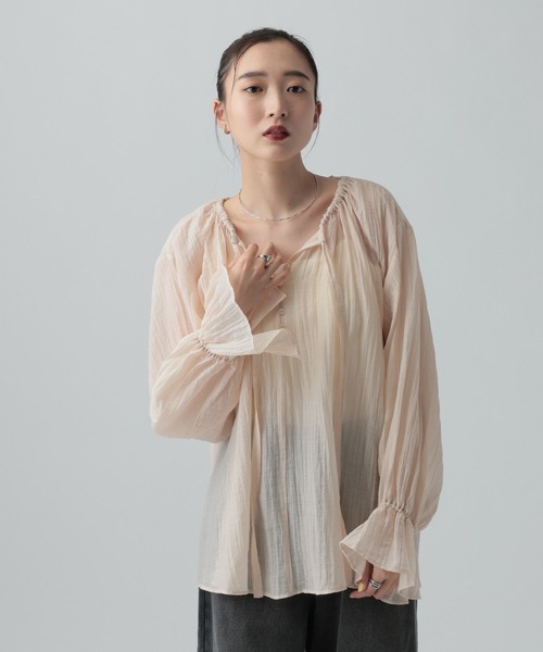 LEPSIM（レプシィム）の「シアーギャザー長袖ブラウス　639516（シャツ/ブラウス・レディース・オフホワイト/ナチュラル/ブラック・FREE）」の10枚目の写真