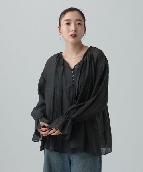 LEPSIM（レプシィム）の「シアーギャザー長袖ブラウス　639516（シャツ/ブラウス・レディース・オフホワイト/ナチュラル/ブラック・FREE）」の16枚目の写真