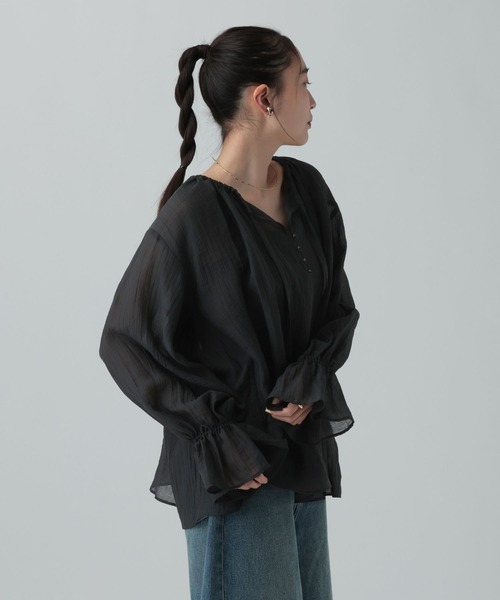 LEPSIM（レプシィム）の「シアーギャザー長袖ブラウス　639516（シャツ/ブラウス・レディース・オフホワイト/ナチュラル/ブラック・FREE）」の17枚目の写真