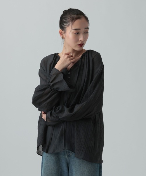 LEPSIM（レプシィム）の「シアーギャザー長袖ブラウス　639516（シャツ/ブラウス・レディース・オフホワイト/ナチュラル/ブラック・FREE）」の18枚目の写真