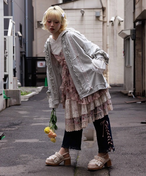 myu:loret(ミュウロレット)の「バラリボンレースアップデニム(デニムパンツ・レディース・インディゴブルー/ワンウォッシュ・FREE)」の2枚目の写真