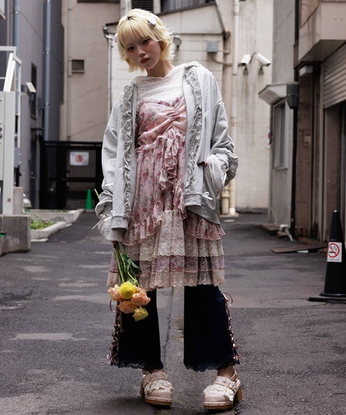 myu:loret(ミュウロレット)の「バラリボンレースアップデニム(デニムパンツ・レディース・インディゴブルー/ワンウォッシュ・FREE)」の7枚目の写真