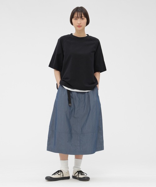 MHL.（エムエイチエル）の「SUPERLIGHT COTTON NYLON（スカート・レディース・グレー/ブルー・0/3/2/1）」の2枚目の写真