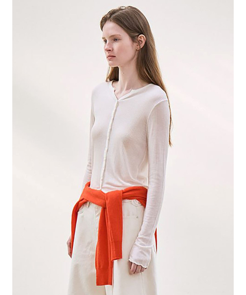 le(ル)の「v-neck ribbed button top (ivory)(Tシャツ/カットソー・レディース・その他・FREE)」の2枚目の写真