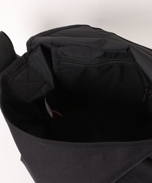 Manhattan Portage(マンハッタンポーテージ)の「Nylon Messenger Bag (SM) FZP MGNT / TOY STORY WOODY - BUZZ LIGHTYEAR(メッセンジャーバッグ・レディース・ブラック・SMALL)」の7枚目の写真