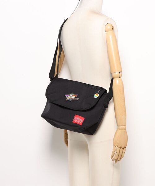 Manhattan Portage(マンハッタンポーテージ)の「Nylon Messenger Bag (SM) FZP MGNT / TOY STORY WOODY - BUZZ LIGHTYEAR(メッセンジャーバッグ・レディース・ブラック・SMALL)」の8枚目の写真