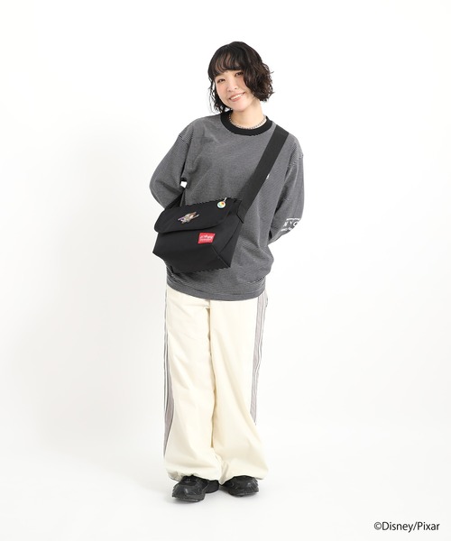Manhattan Portage(マンハッタンポーテージ)の「Nylon Messenger Bag (SM) FZP MGNT / TOY STORY WOODY - BUZZ LIGHTYEAR(メッセンジャーバッグ・レディース・ブラック・SMALL)」の2枚目の写真