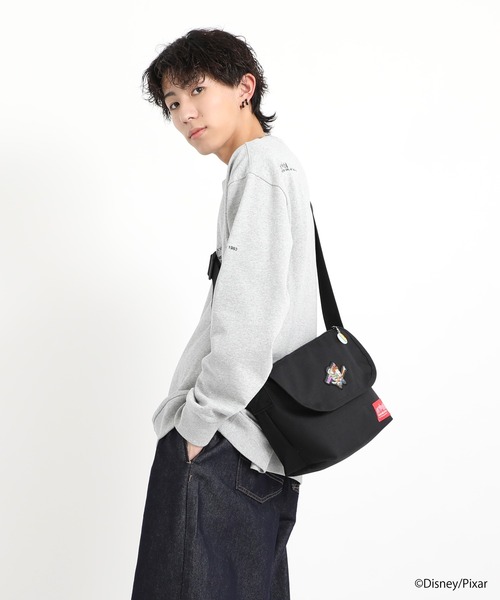 Manhattan Portage(マンハッタンポーテージ)の「Nylon Messenger Bag (SM) FZP MGNT / TOY STORY WOODY - BUZZ LIGHTYEAR(メッセンジャーバッグ・レディース・ブラック・SMALL)」の3枚目の写真