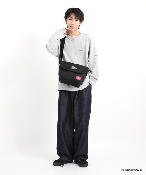 Manhattan Portage(マンハッタンポーテージ)の「Nylon Messenger Bag (SM) FZP MGNT / TOY STORY WOODY - BUZZ LIGHTYEAR(メッセンジャーバッグ・レディース・ブラック・SMALL)」の4枚目の写真