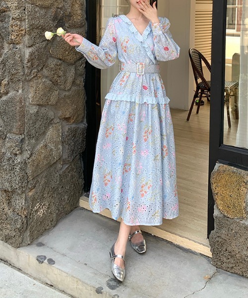 LUCPY（ラクピー）の「フラワープリントカシュクールロングワンピース（ワンピース・レディース・ブルー/ホワイト/ピンク・SMALL/MEDIUM/LARGE/X-LARGE）」の2枚目の写真