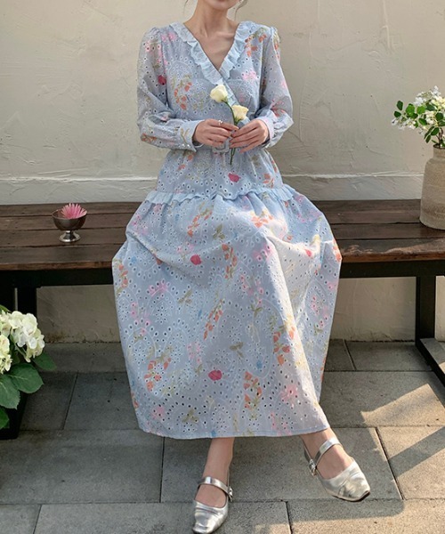 LUCPY（ラクピー）の「フラワープリントカシュクールロングワンピース（ワンピース・レディース・ブルー/ホワイト/ピンク・SMALL/MEDIUM/LARGE/X-LARGE）」の5枚目の写真