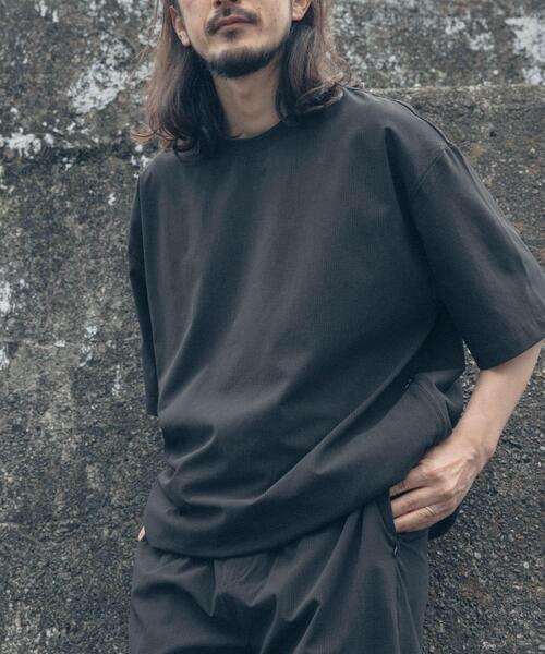 ITEMS URBANRESEARCH(アイテムズ アーバンリサーチ)の「『接触冷感/速乾/イージーケア』WINDY MESH ジップポケットTシャツ(Tシャツ/カットソー・メンズ・チャコールグレー/ブラック/ネイビー・MEDIUM/LARGE/X-LARGE)」の1枚目の写真