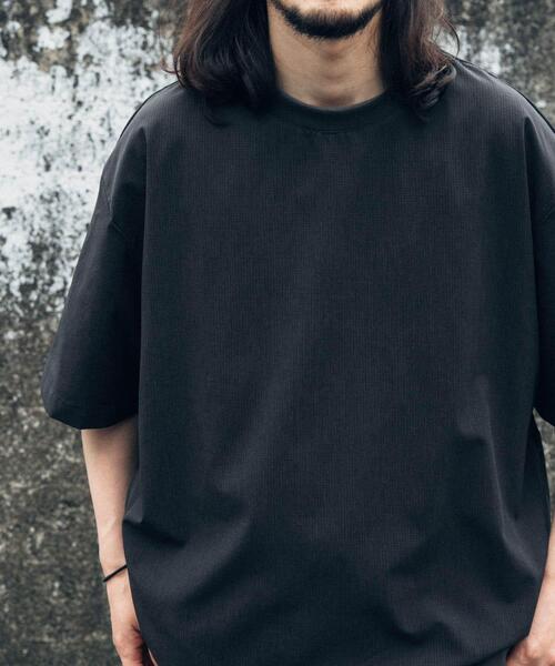 ITEMS URBANRESEARCH(アイテムズ アーバンリサーチ)の「『接触冷感/速乾/イージーケア』WINDY MESH ジップポケットTシャツ(Tシャツ/カットソー・メンズ・チャコールグレー/ブラック/ネイビー・MEDIUM/LARGE/X-LARGE)」の4枚目の写真