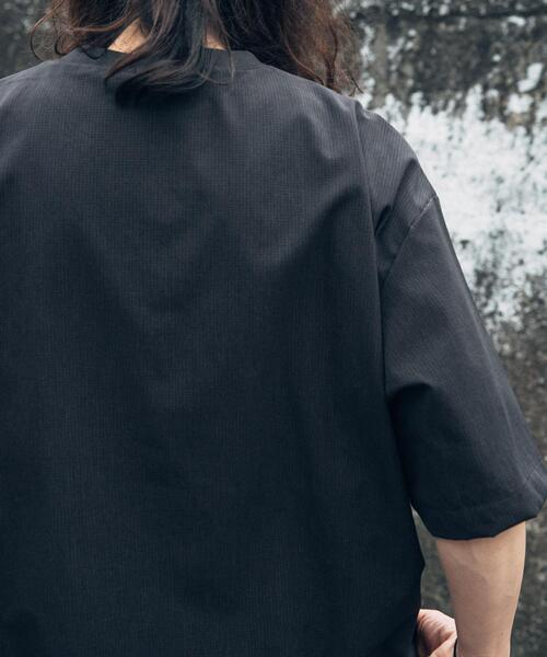 ITEMS URBANRESEARCH(アイテムズ アーバンリサーチ)の「『接触冷感/速乾/イージーケア』WINDY MESH ジップポケットTシャツ(Tシャツ/カットソー・メンズ・チャコールグレー/ブラック/ネイビー・MEDIUM/LARGE/X-LARGE)」の7枚目の写真