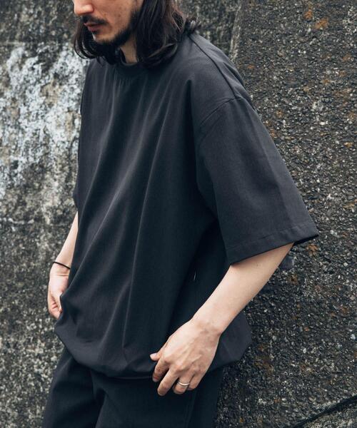 ITEMS URBANRESEARCH(アイテムズ アーバンリサーチ)の「『接触冷感/速乾/イージーケア』WINDY MESH ジップポケットTシャツ(Tシャツ/カットソー・メンズ・チャコールグレー/ブラック/ネイビー・MEDIUM/LARGE/X-LARGE)」の1枚目の写真