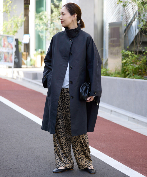 SLOBE IENA(スローブイエナ)の「《WEB限定/追加》ドルマンスリーブコート(ステンカラーコート・レディース・ベージュ/ネイビー・36/38)」の11枚目の写真
