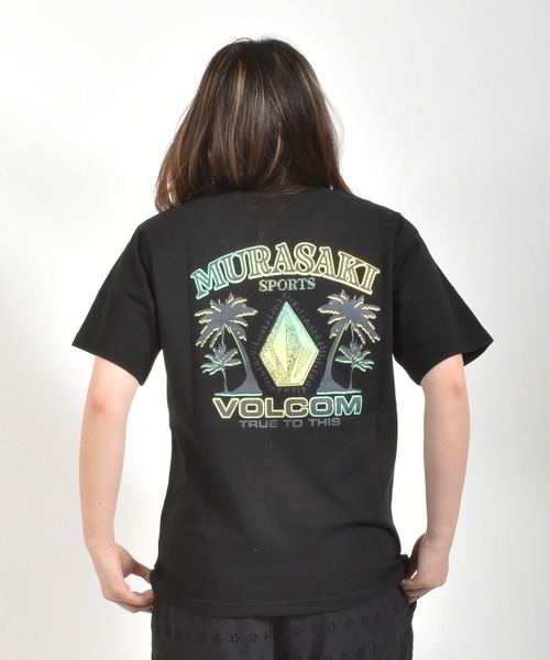 ムラサキスポーツ(ムラサキスポーツ)の「【ムラサキスポーツ限定】MURASAKI ムラサキ × VOLCOM ボルコム 半袖 コラボレーション Tシャツ BG05CU02(Tシャツ/カットソー・レディース・ライトグリーン/ブラック・M/L)」の4枚目の写真
