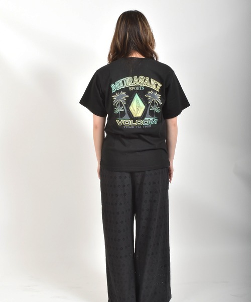 ムラサキスポーツ(ムラサキスポーツ)の「【ムラサキスポーツ限定】MURASAKI ムラサキ × VOLCOM ボルコム 半袖 コラボレーション Tシャツ BG05CU02(Tシャツ/カットソー・レディース・ライトグリーン/ブラック・M/L)」の6枚目の写真