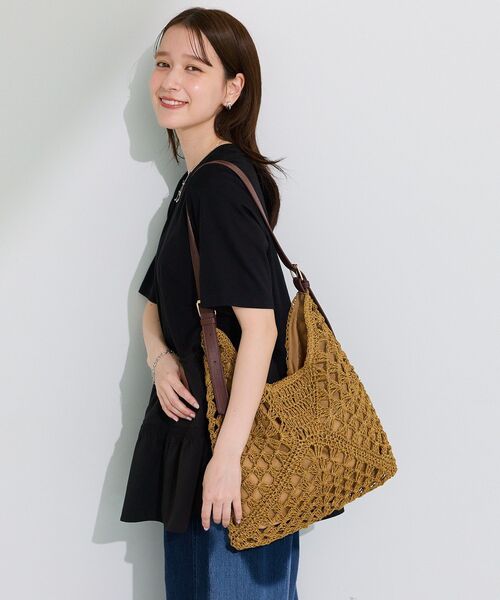 Green Parks(グリーンパークス)の「ラメフィルム編込透かし柄ショルダーバッグ(ショルダーバッグ・レディース・ベージュ/ブラック・FREE)」の1枚目の写真