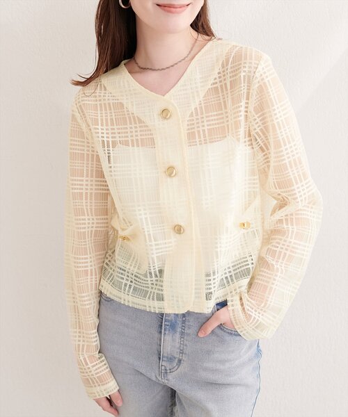 natural couture(ナチュラルクチュール)の「シアーチェックノーカラーショートジャケット(ノーカラージャケット・レディース・ライトベージュ/オフホワイト/ブラック・FREE)」の4枚目の写真